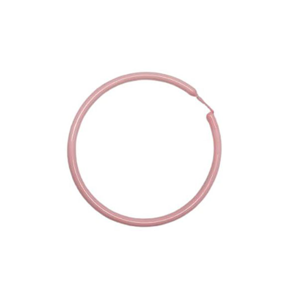 巨大的塑料克里奥尔耳环。粉红色